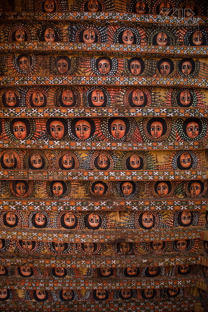 Gondar - Debre Birhan Selassie kerk De Debre Berhan Selassie kerk (1690), één van de mooiste van de Ethiopië, werd door keizer Lyasu I gebouwd en is beroemd vanwege haar prachtige kleurrijke wandschilderingen en de 80 engeltjes die je vanaf het plafond met hun grote bruine ogen aankijken. Stefan Cruysberghs